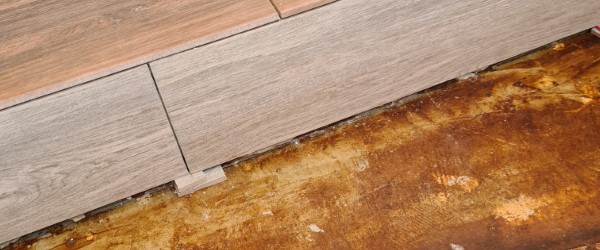 découvrez les tarifs pour la pose de carrelage sur escalier. guide complet des prix, conseils et astuces pour réussir votre rénovation facilement et à moindre coût.