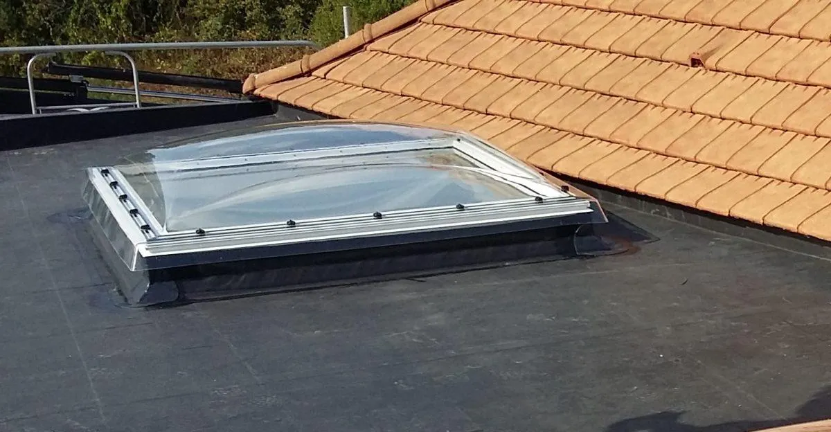 découvrez les prix pour la pose d'une fenêtre de toit : tarifs, facteurs influençant le coût, et conseils pour bien choisir votre installation.