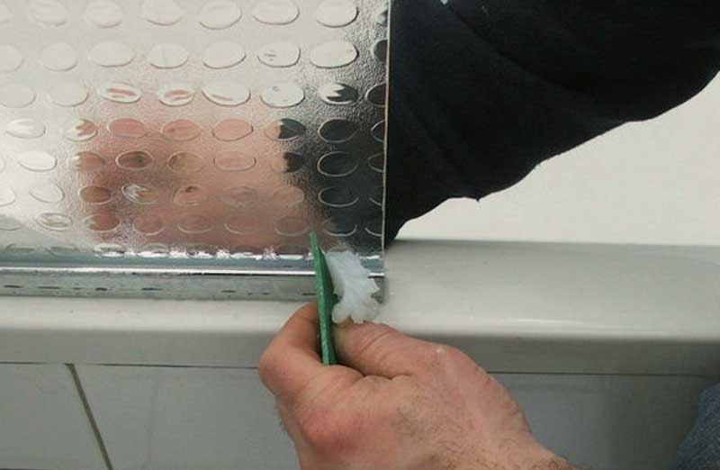 découvrez les prix pour la pose d'une porte de baignoire, conseils pour choisir le meilleur professionnel et astuces pour optimiser votre budget.