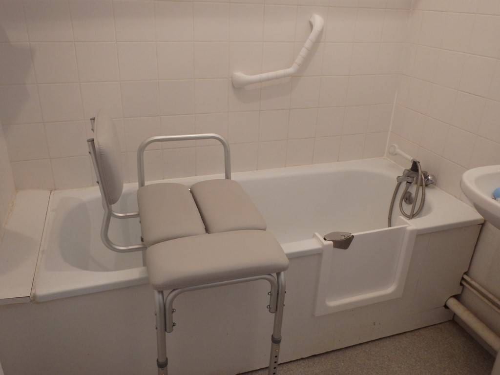 découvrez les tarifs pour la pose d'une porte de baignoire, ainsi que les facteurs influençant le prix et des conseils pour un installation réussie.