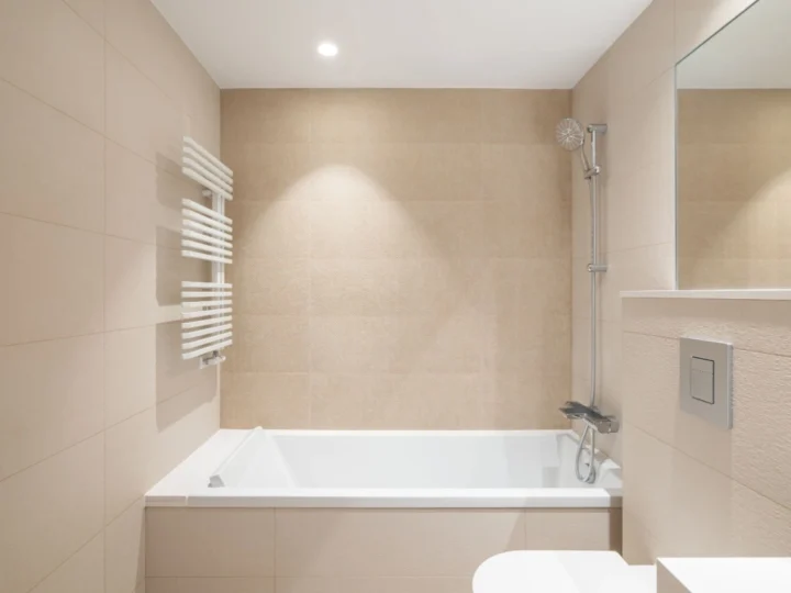 découvrez les tarifs pour la pose d'une porte de baignoire, conseils d'installation et astuces pour bien choisir votre modèle afin d'améliorer sécurité et accessibilité dans votre salle de bain.