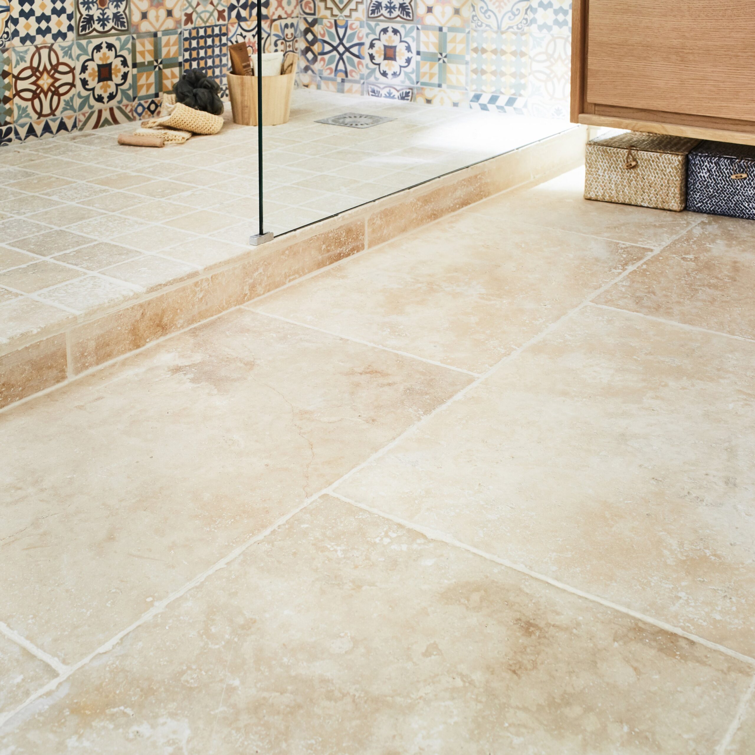 découvrez le prix de la pose de travertin au mètre carré, avec des tarifs détaillés pour vous aider à estimer le coût de votre projet de revêtement en pierre naturelle.