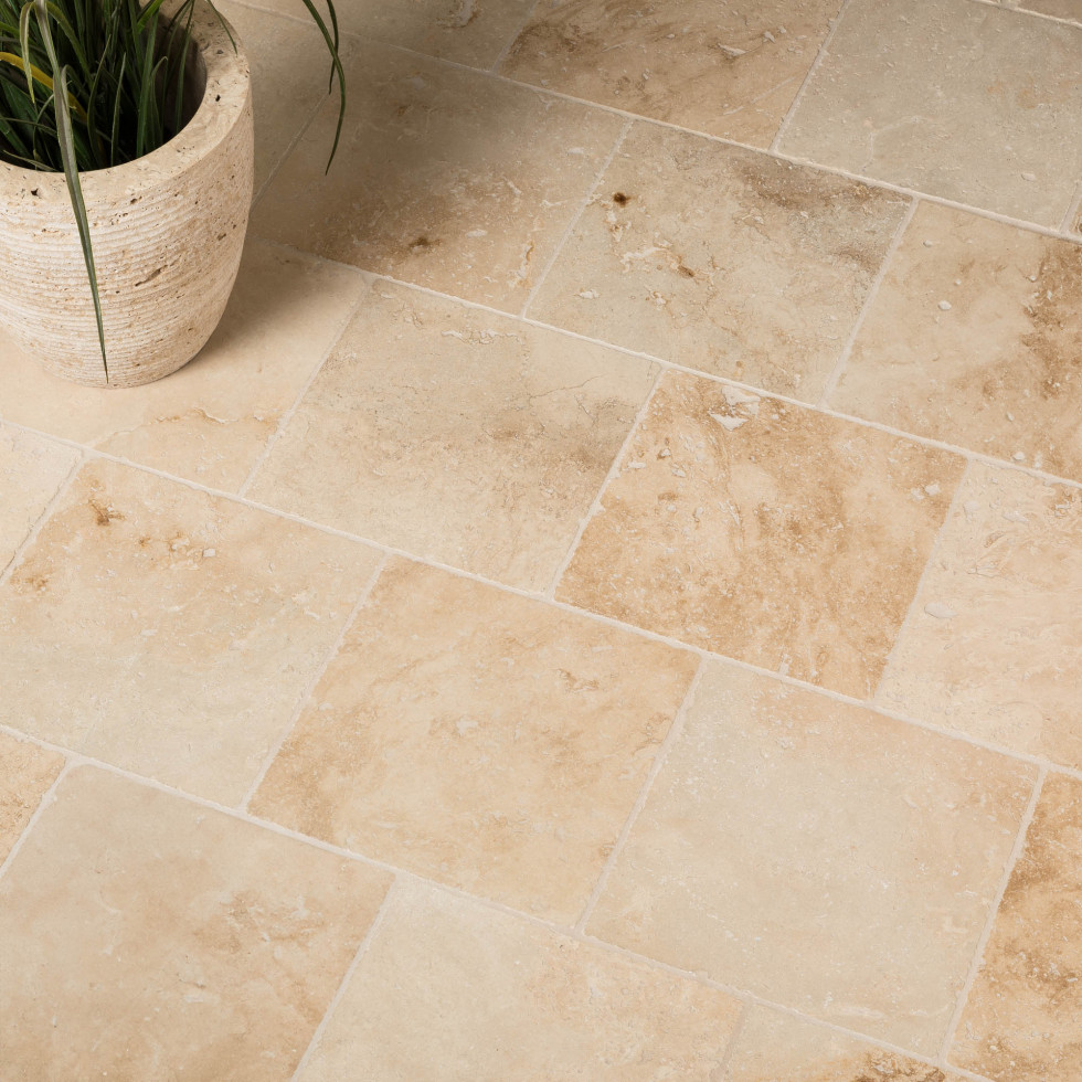 découvrez les prix de pose du travertin au mètre carré et obtenez un devis précis pour vos travaux de revêtement en pierre naturelle.