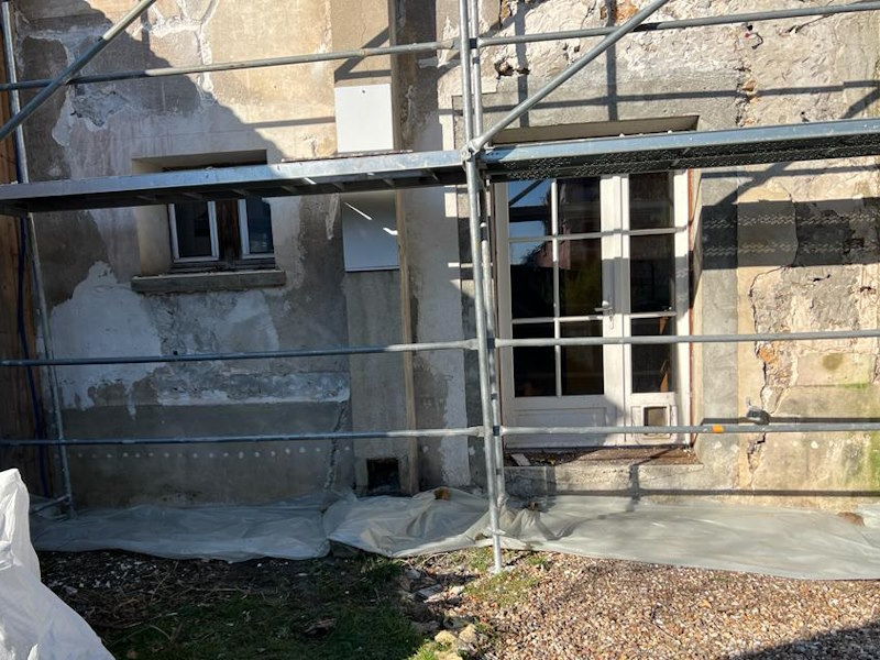 découvrez les prix de rénovation au m² pour une maison ancienne, avec des conseils pour estimer votre budget et réussir vos travaux de rénovation.