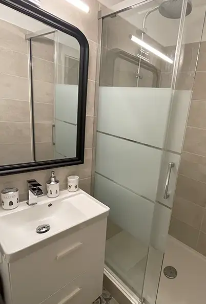 découvrez le prix moyen pour la rénovation d'une salle de bain de 10m2 : matériaux, main-d'œuvre et conseils pour un budget maîtrisé.