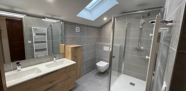 découvrez les prix pour aménager une salle de bain sous comble et optimisez cet espace souvent négligé avec nos conseils et estimations détaillées.