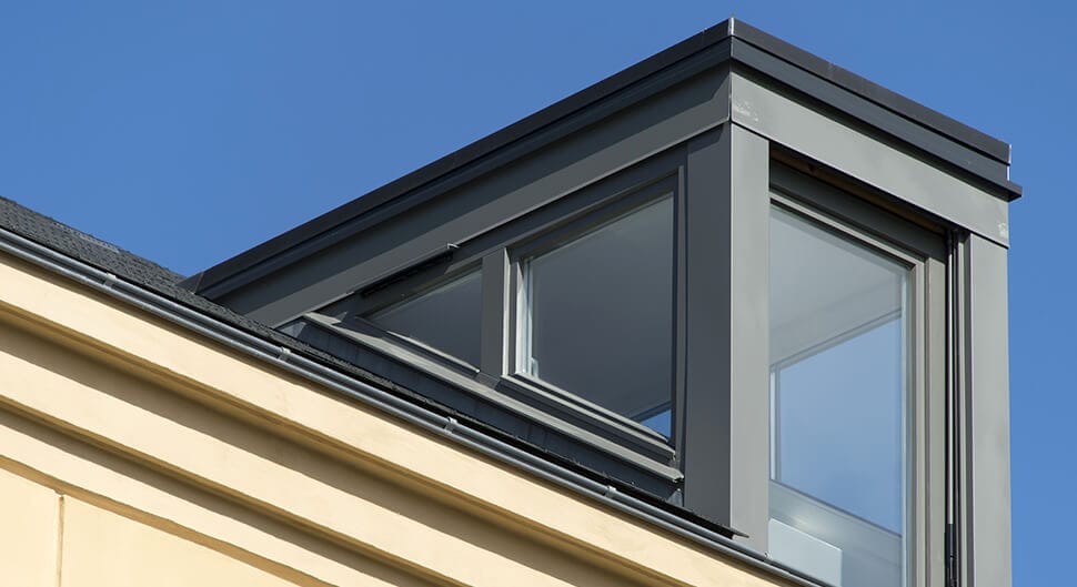 découvrez les prix des fenêtres de toit velux et des chiens assis pour bien préparer vos travaux de rénovation ou d'aménagement de combles.