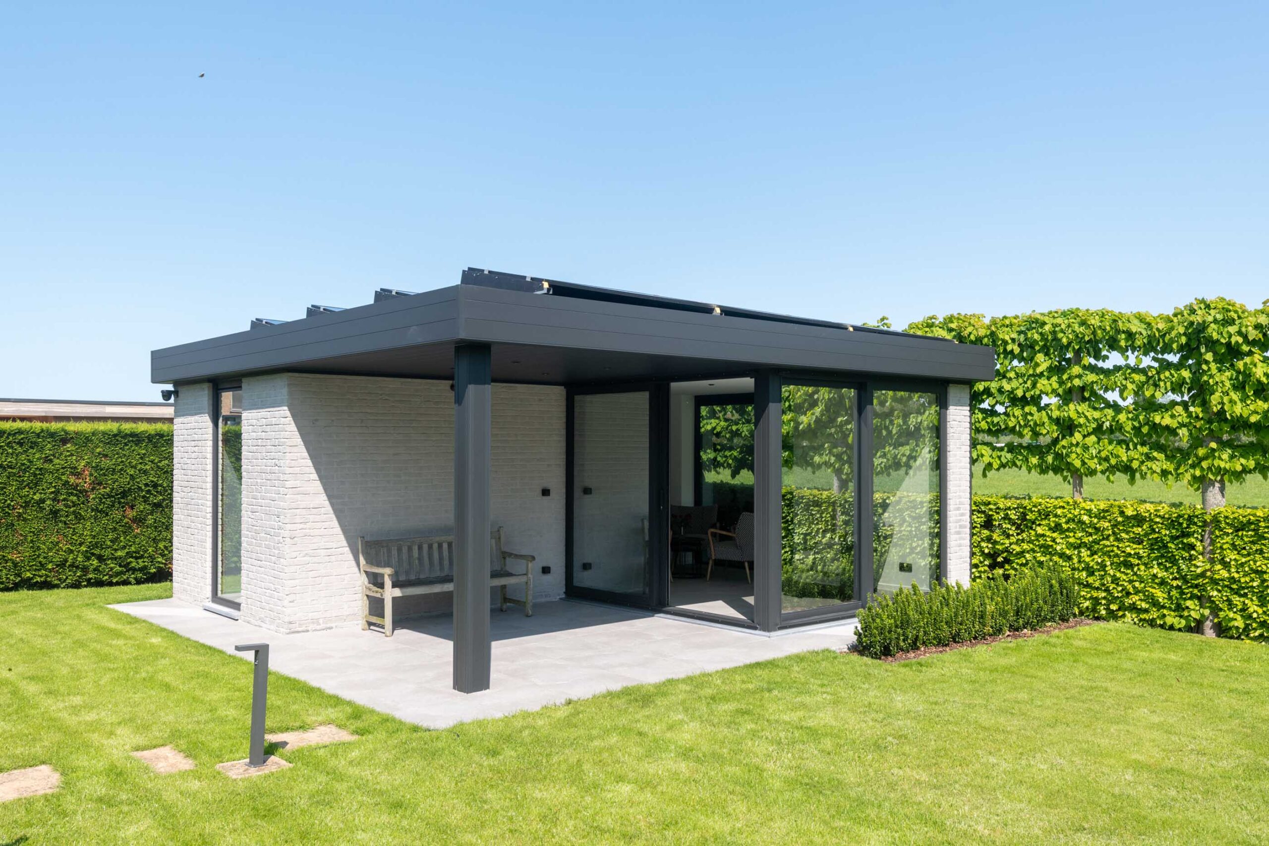 découvrez les prix moyens pour une véranda ou une extension, conseils pour bien choisir et optimiser votre budget rénovation.