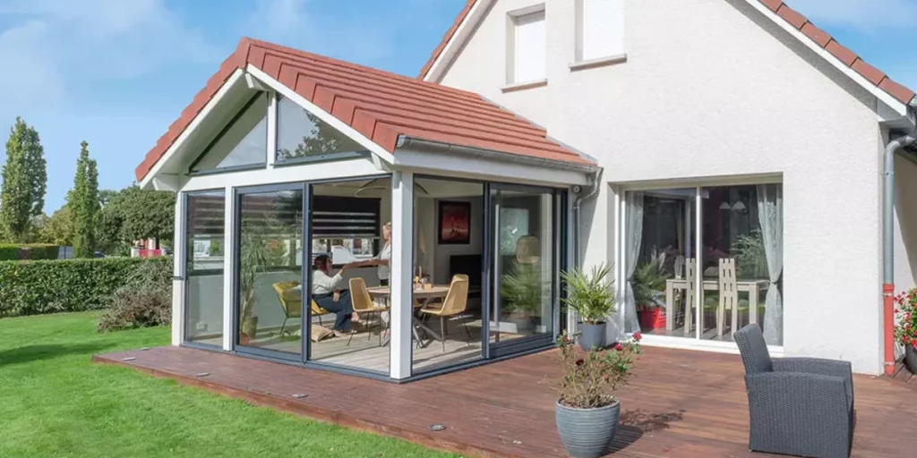 découvrez les prix moyens pour une véranda ou une extension de maison. guide complet pour budgétiser votre projet d'aménagement et obtenir le meilleur rapport qualité-prix.