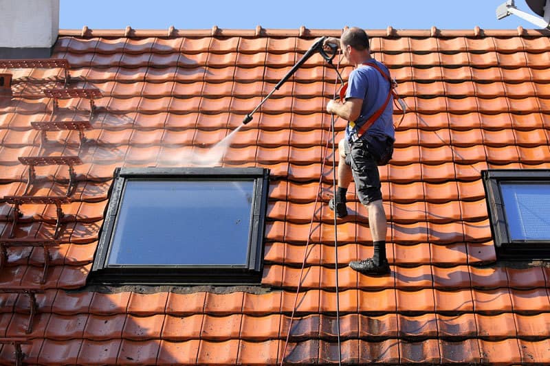 découvrez notre guide complet sur le prix de la vérification de toiture, avec des conseils pour bien évaluer le coût et trouver un professionnel qualifié.
