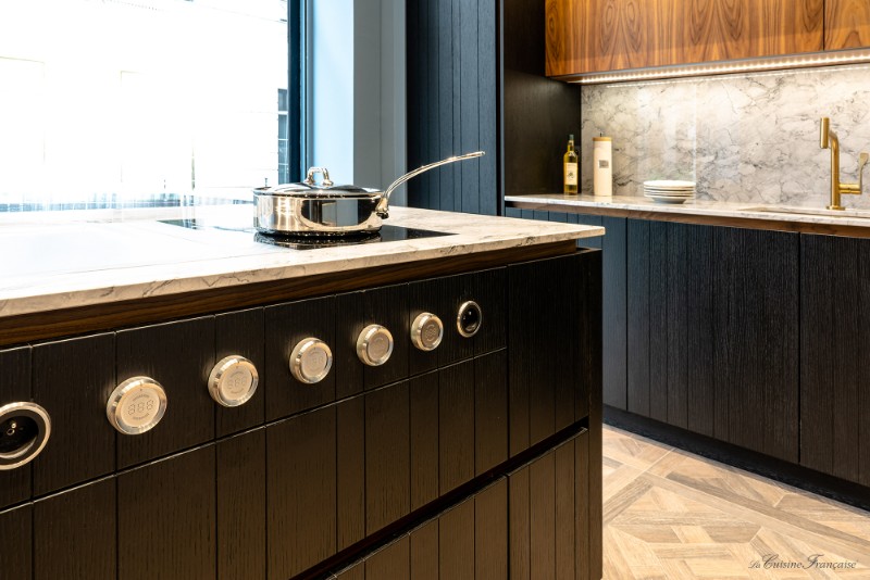 découvrez notre expertise en projet de cuisine sur-mesure réalisée avec un architecte pour un espace fonctionnel, esthétique et personnalisé selon vos besoins.