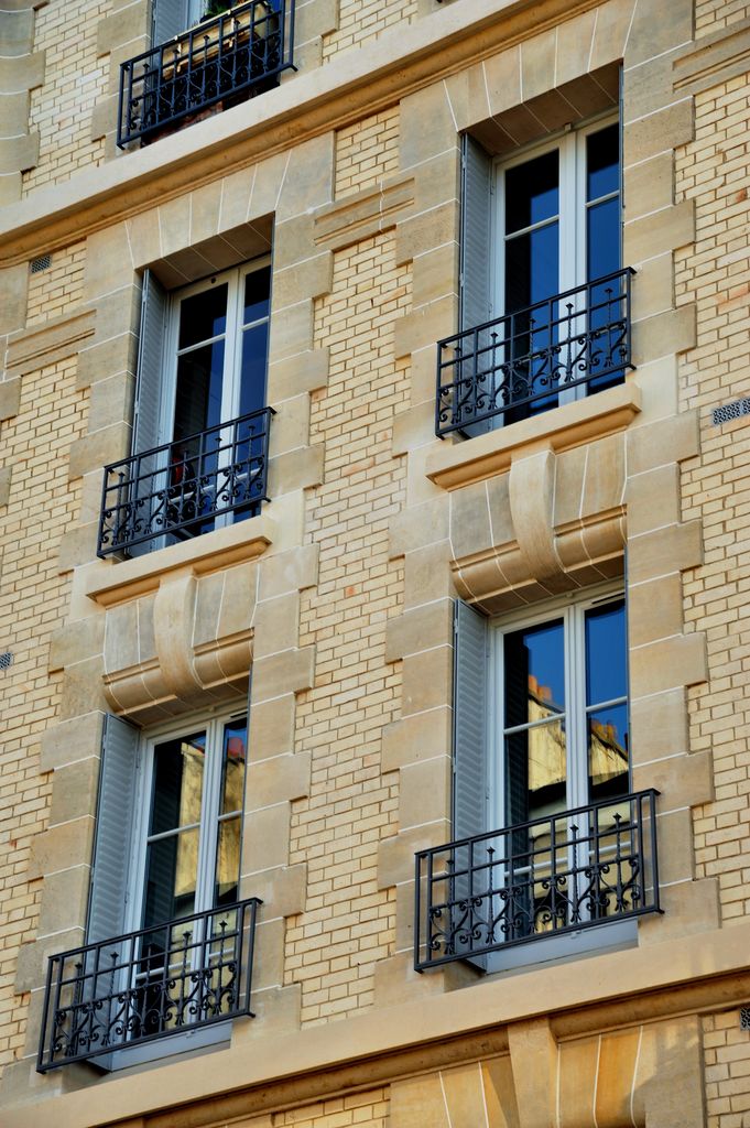 service professionnel de ravalement de façade pour immeubles à paris 11. améliorez l'esthétique et la protection de votre bâtiment avec nos experts qualifiés.