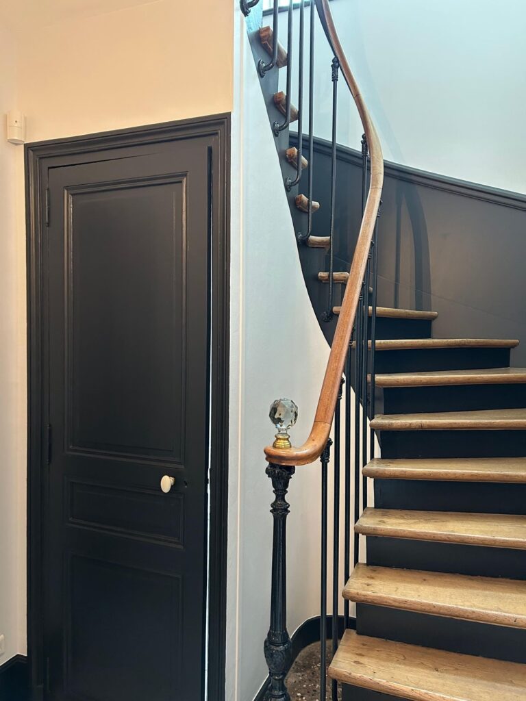 transformez votre hall d'immeuble avec une rénovation de cage d'escalier élégante et moderne. sublimez votre espace commun pour un accueil chaleureux et soigné.