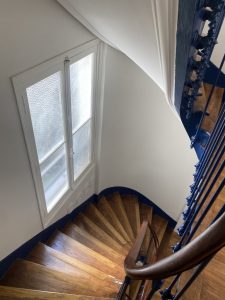 découvrez comment la rénovation de votre cage d'escalier peut sublimer le hall de votre immeuble, en alliant esthétique et fonctionnalité pour un espace accueillant et modernisé.