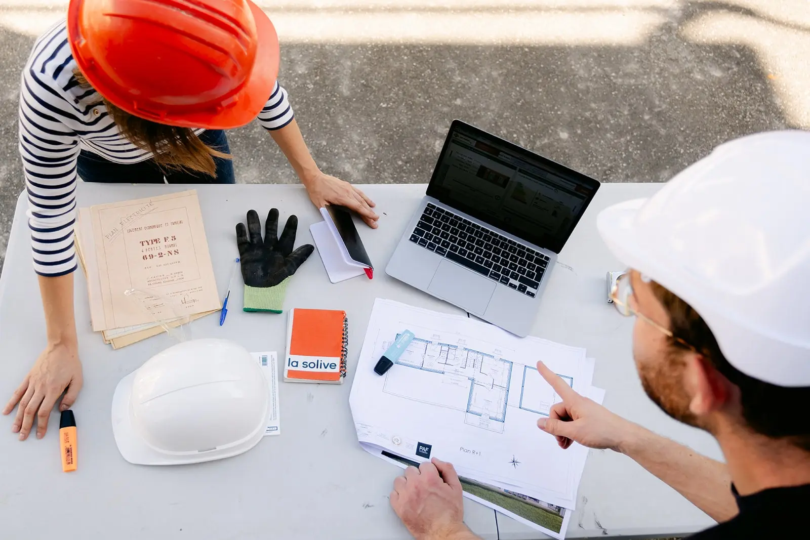 découvrez comment choisir les bons corps de métier pour une rénovation réussie et éviter les erreurs coûteuses.