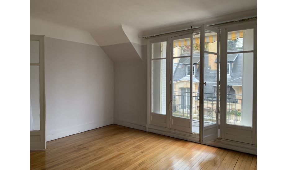 découvrez la rénovation élégante d'un appartement de standing à paris 2, valorisée par l'installation d'une nouvelle cheminée design alliant modernité et charme traditionnel.