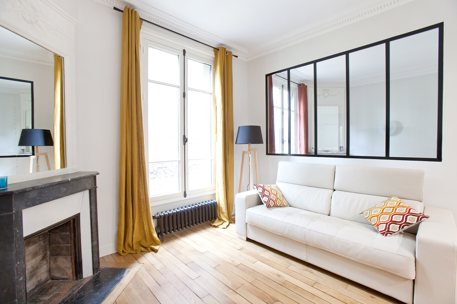 découvrez la rénovation élégante d'un appartement de standing à paris 2, mettant en valeur une nouvelle cheminée design pour un intérieur chaleureux et contemporain.