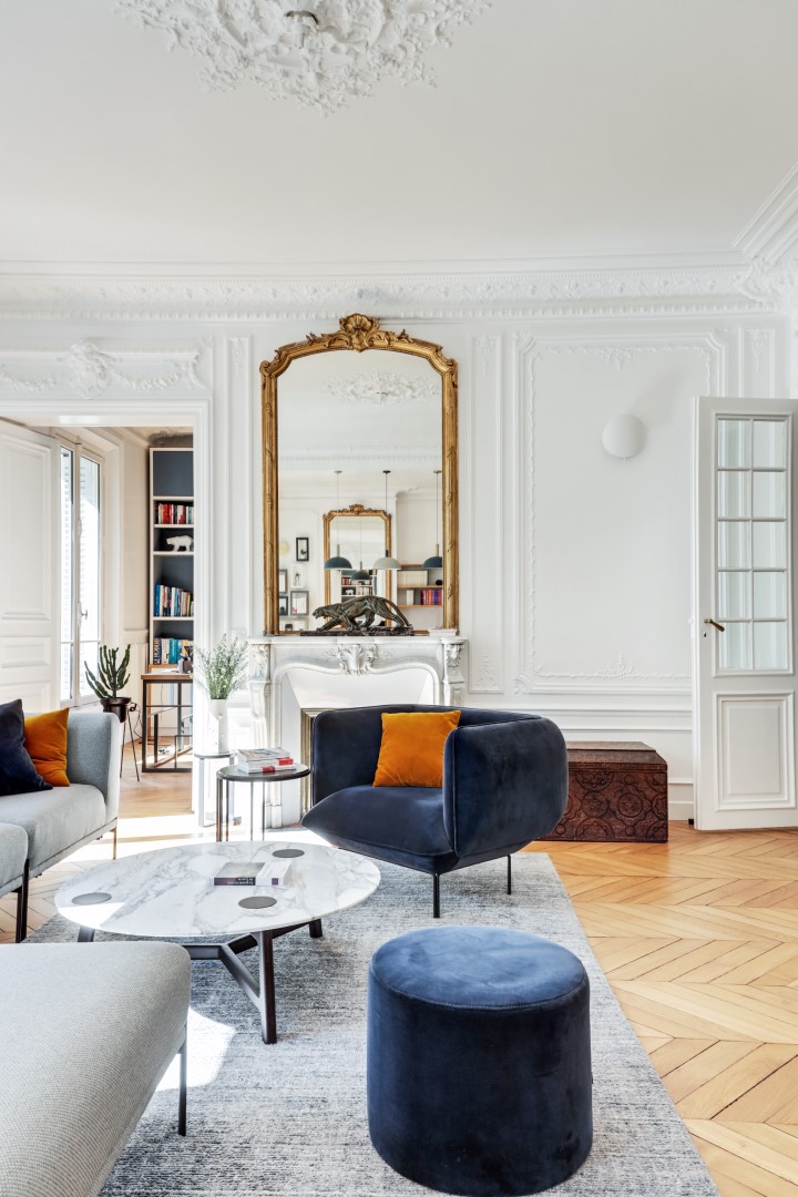 découvrez la rénovation élégante d'un appartement de standing à paris 2, intégrant une nouvelle cheminée moderne pour un charme unique.