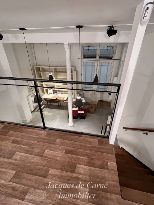 découvrez la rénovation élégante d'un appartement de standing à paris 2, sublimée par l'installation d'une nouvelle cheminée moderne et raffinée.