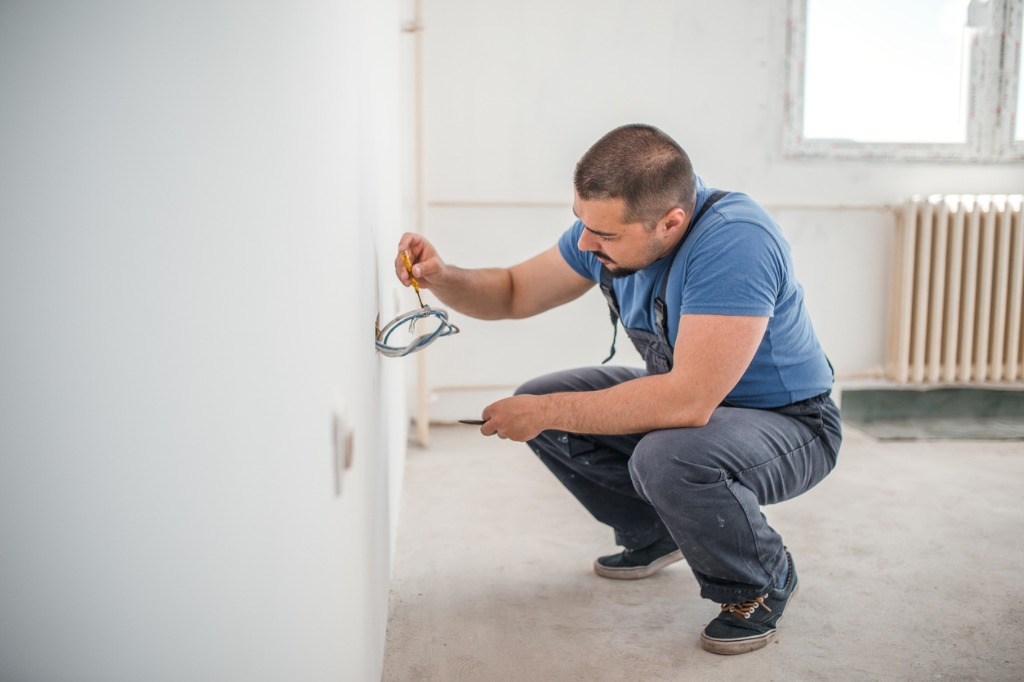 expert en rénovation électrique pour maisons anciennes : sécurisez et modernisez votre installation tout en respectant le charme de votre habitat.