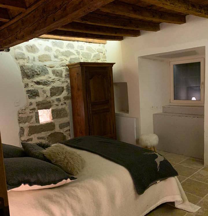 expert en rénovation électrique pour maison en pierre : sécurisez et modernisez votre installation tout en respectant le charme de votre habitation ancienne.