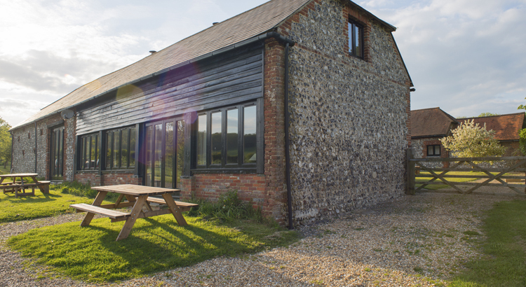 découvrez comment transformer une grange en une maison confortable grâce à nos conseils de rénovation et d'aménagement.