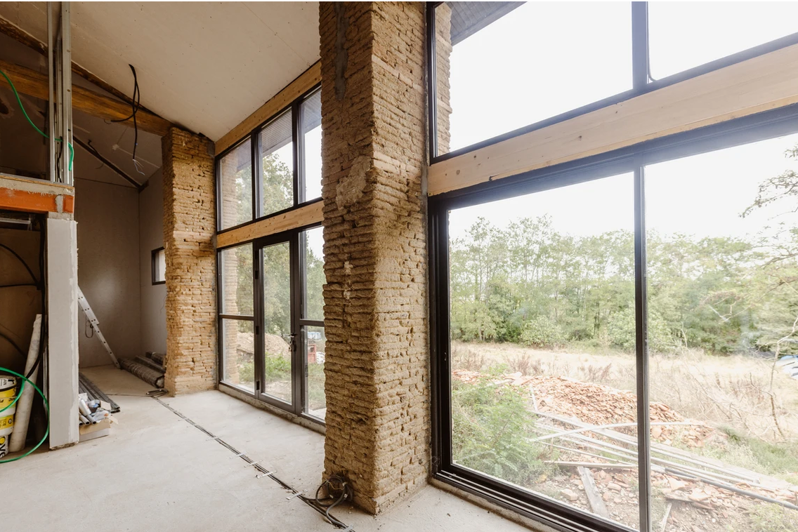 découvrez comment transformer une grange en maison confortable grâce à nos conseils de rénovation, alliant charme rustique et modernité.