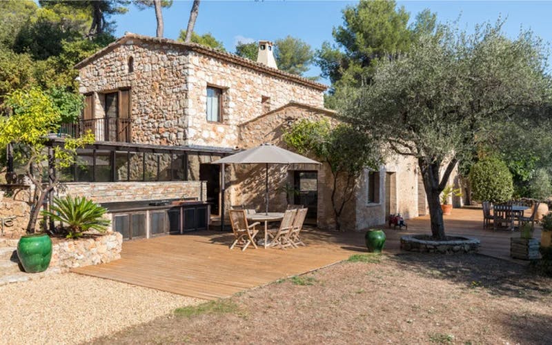 découvrez nos conseils et solutions pour la rénovation de votre maison ancienne, alliant charme d'antan et confort moderne.