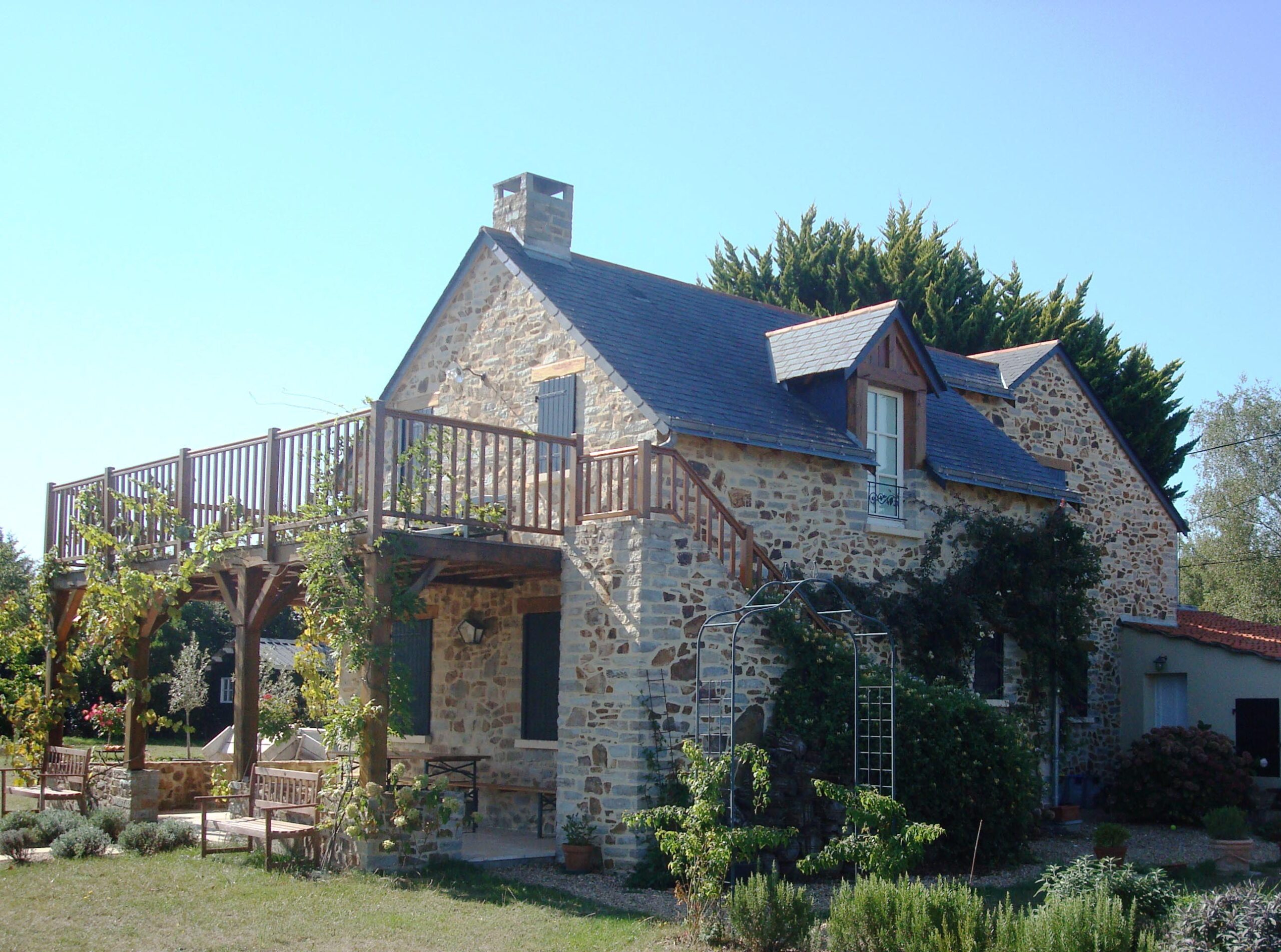 découvrez comment la rénovation de votre maison peut augmenter la valeur de votre bien immobilier grâce à des conseils pratiques et des astuces efficaces.