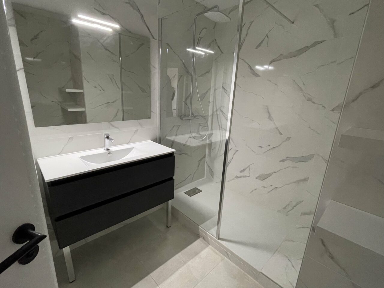 découvrez nos solutions modernes pour la rénovation d'une salle de bain de 13m2, alliant style, fonctionnalité et optimisation de l'espace pour un confort optimal.