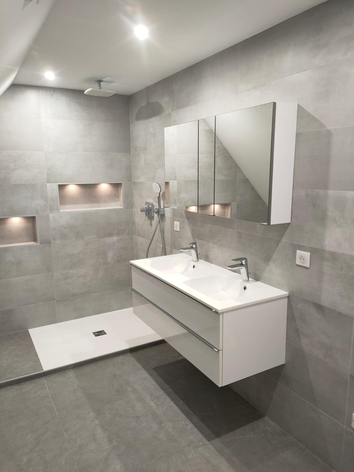 découvrez notre service de rénovation de salle de bain clé en main : conception, installation et finition pour un espace moderne et fonctionnel sans stress.