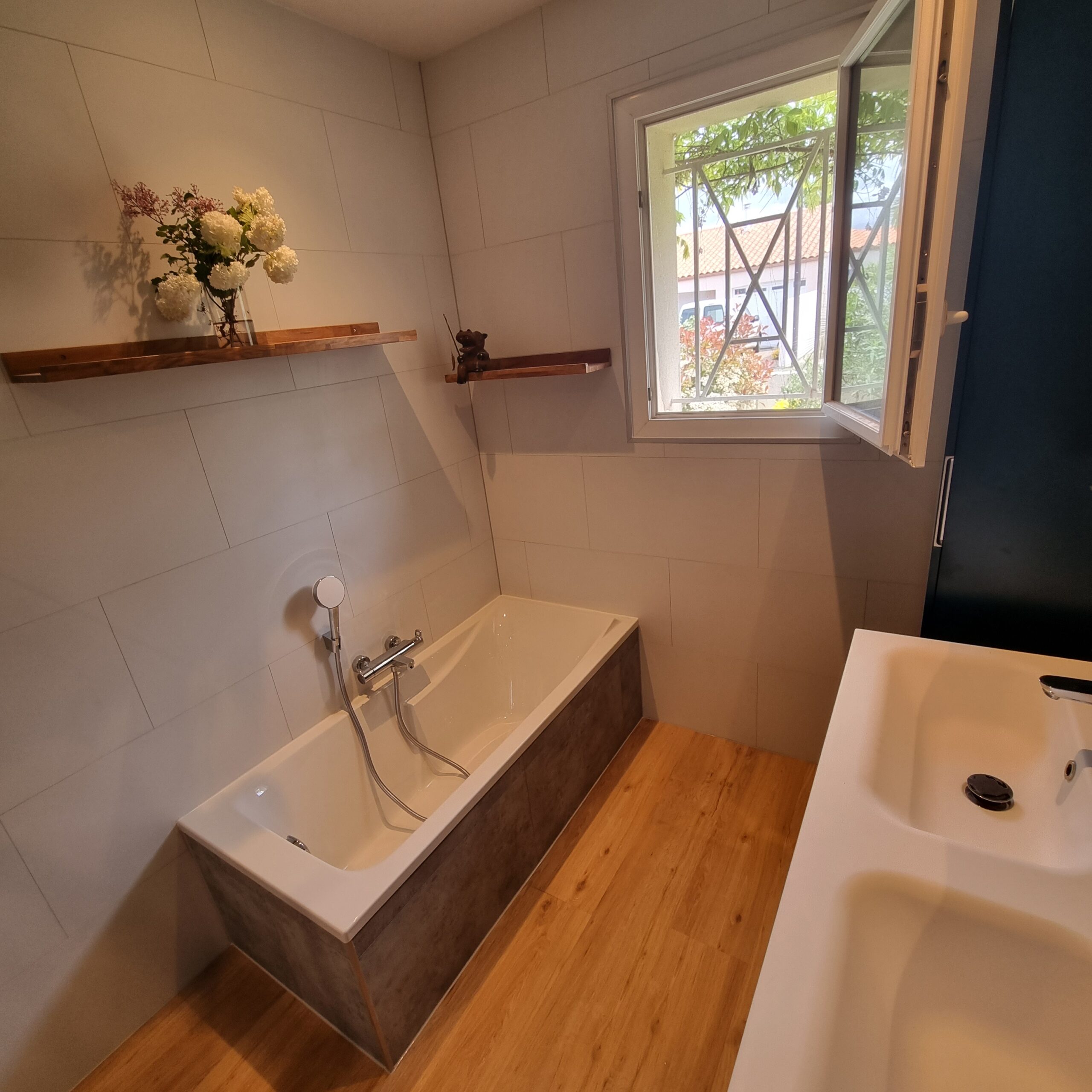 découvrez nos services de rénovation de salle de bain moderne à nandy pour transformer votre espace en un lieu élégant et fonctionnel.