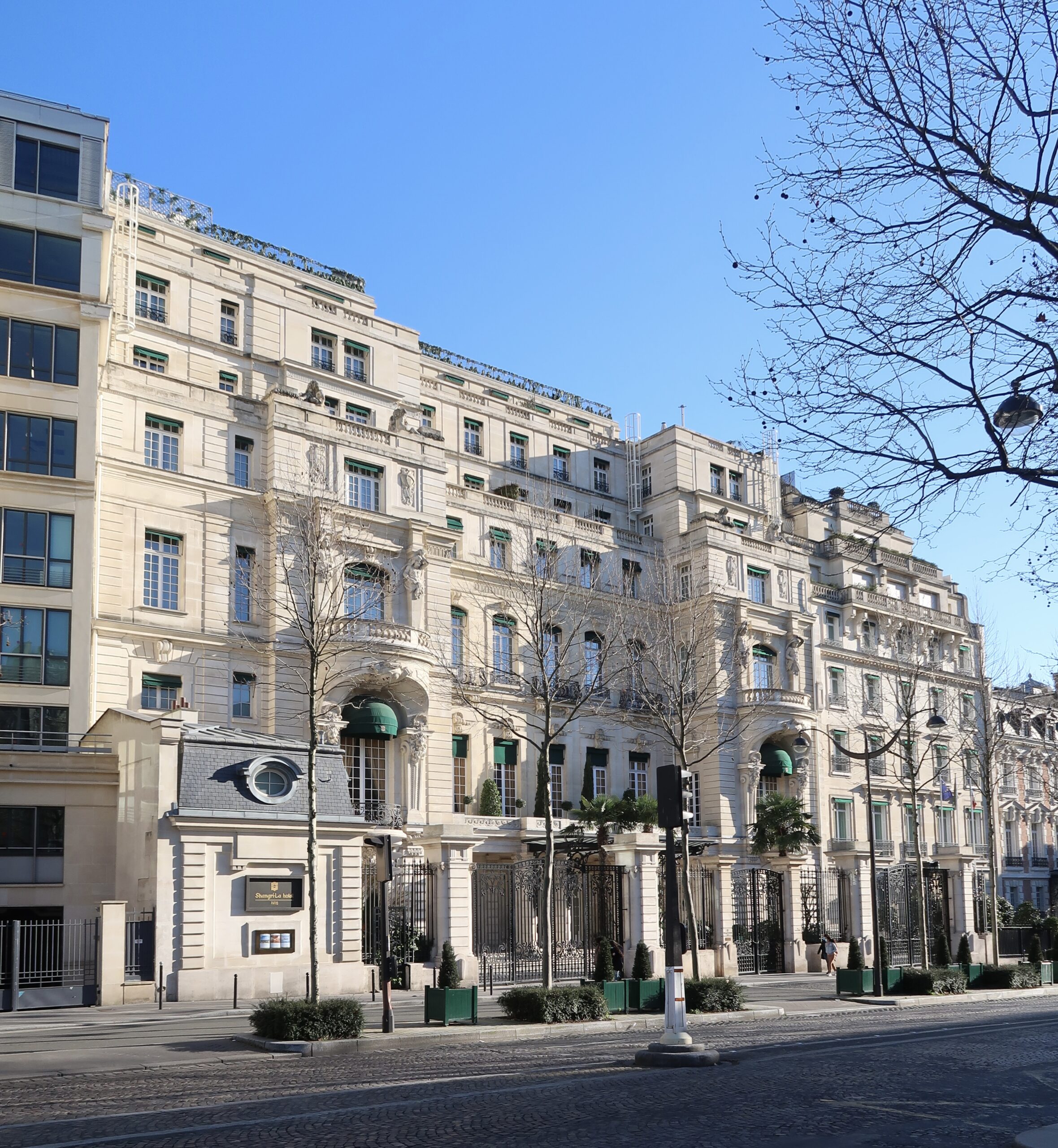 découvrez la rénovation exceptionnelle du shangri-la paris, alliant élégance historique et confort moderne au cœur de la capitale.