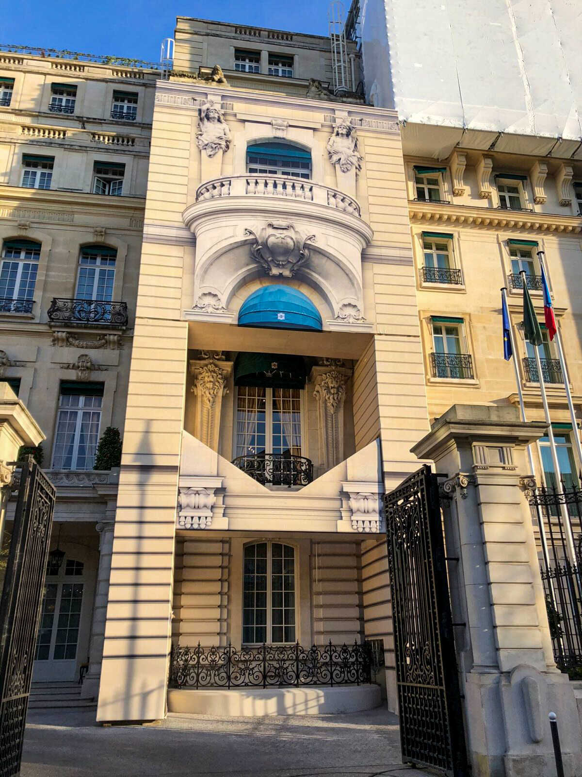 découvrez la rénovation exceptionnelle du shangri-la paris, alliant luxe, élégance et patrimoine historique au cœur de la capitale française.