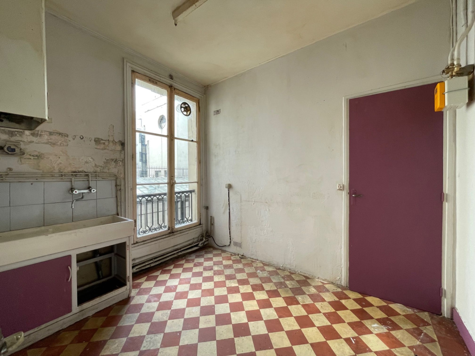 découvrez la rénovation vintage d'un appartement unique à paris 18, alliant charme d'époque et modernité pour un intérieur chaleureux et authentique.