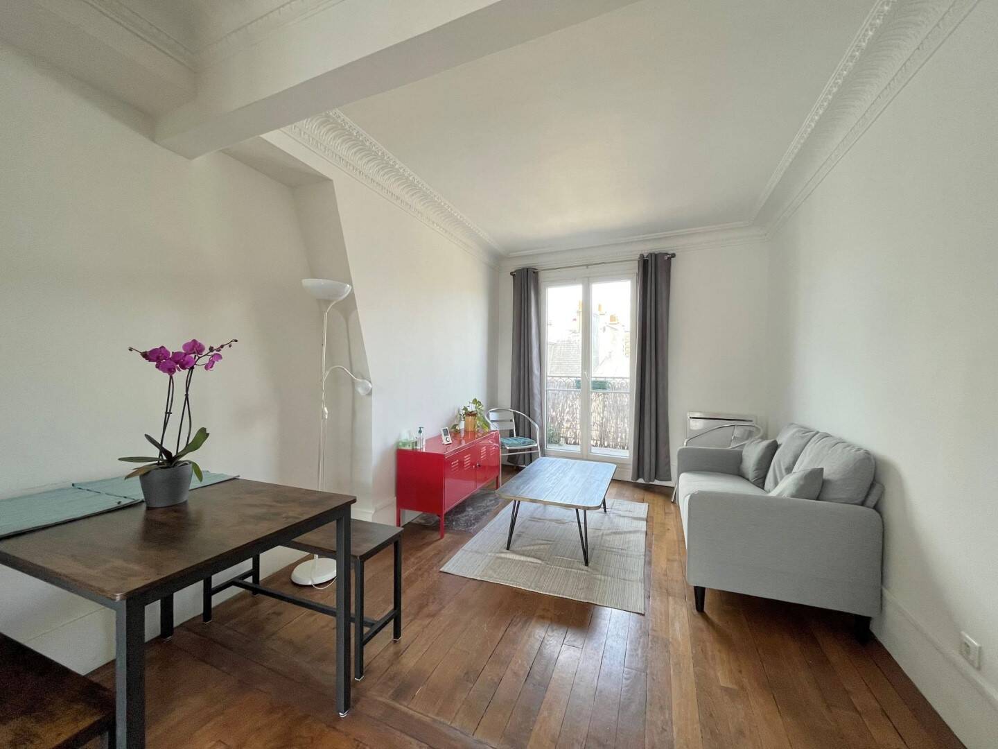 découvrez la rénovation vintage d'un appartement unique dans le quartier dynamique du 18ème arrondissement de paris, alliant charme rétro et confort moderne.