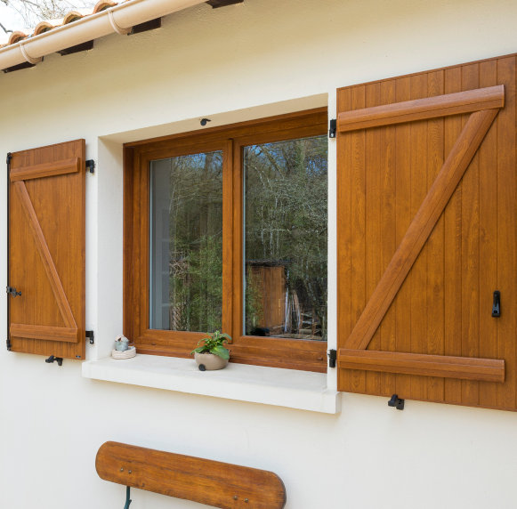 expert en rénovation de volets en bois à paris, nous redonnons vie à vos volets avec des techniques professionnelles pour une durabilité et une esthétique optimale.