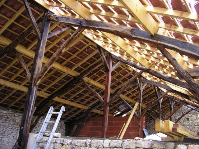 expert en rénovation de charpente et rehaussement de combles à paris 20e, nous transformons votre espace pour allier confort et esthétique. demandez un devis personnalisé !