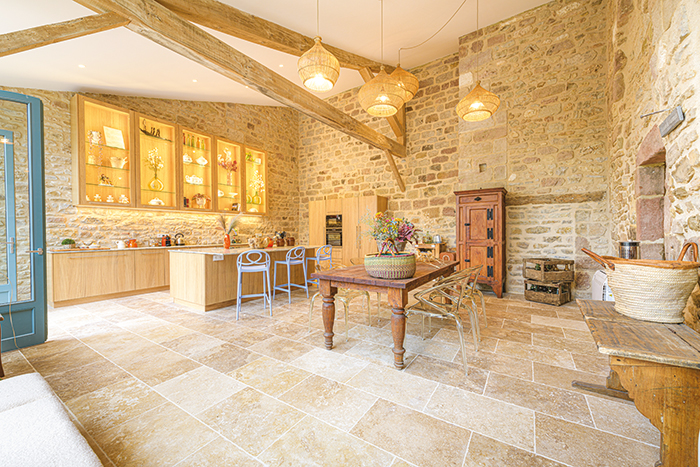 découvrez nos conseils pratiques pour rénover une maison ancienne avec du placo, améliorer l'isolation et moderniser vos espaces tout en préservant le charme de l'ancien.