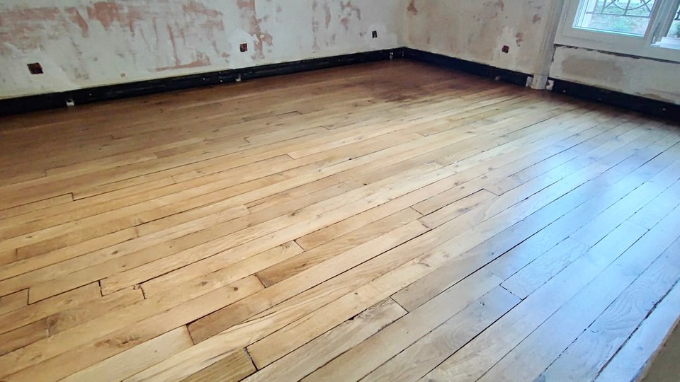 expert en rénovation de parquet à paris et en normandie, nous redonnons vie à vos sols en bois avec savoir-faire et qualité.