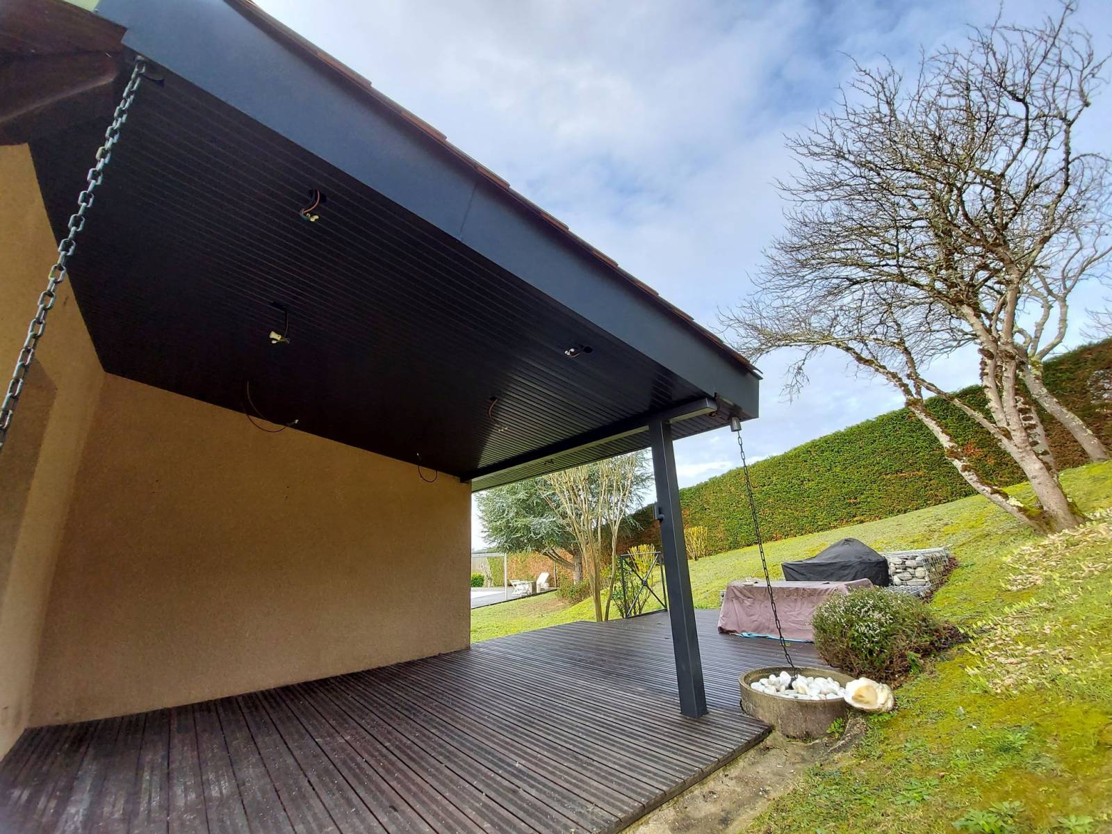 découvrez nos conseils et solutions pour rénover votre toiture efficacement, améliorer l'isolation et protéger votre maison des intempéries.