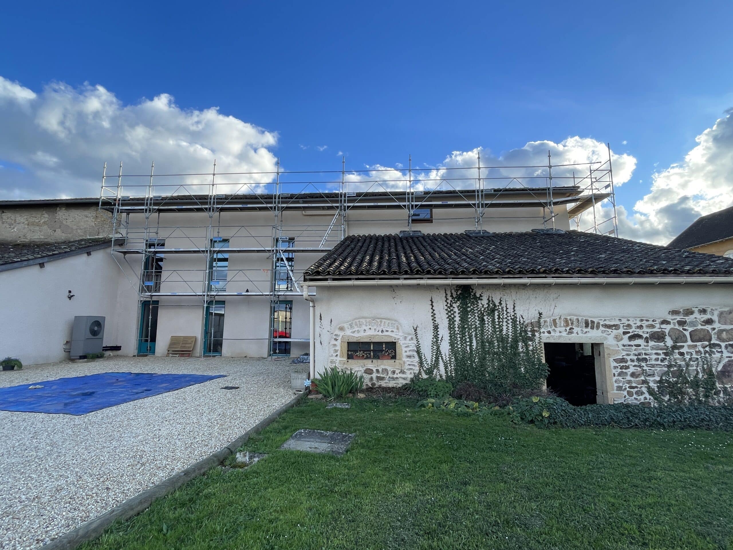 découvrez nos solutions efficaces pour rénover une toiture ancienne, améliorer l'isolation et préserver votre habitation avec des matériaux de qualité.