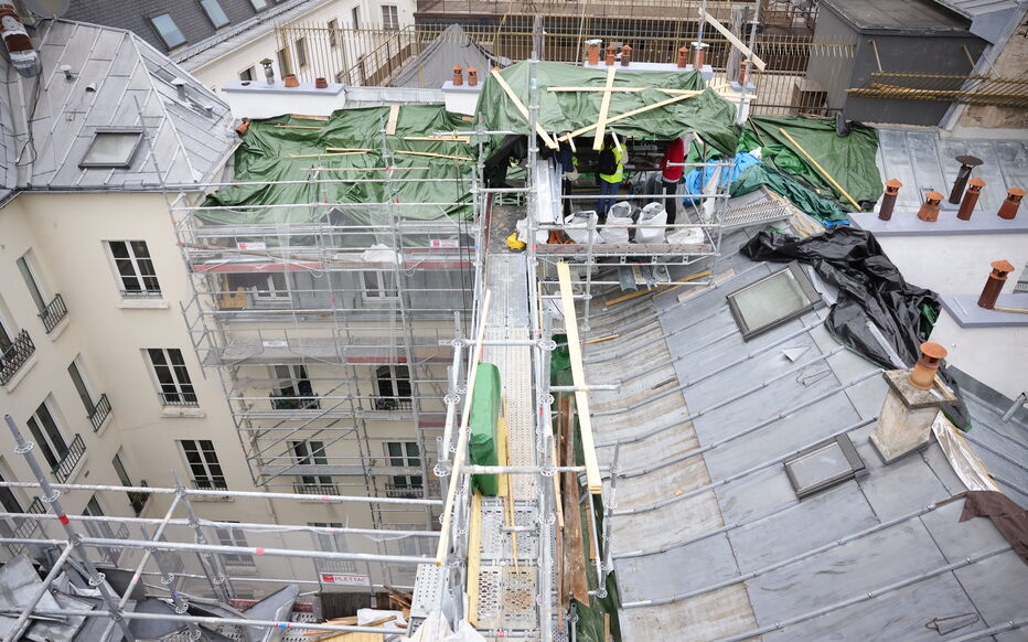 expert en rénovation de toiture à paris 20, proche bagnolet. nous assurons l'entretien, la réparation et la rénovation complète de votre toiture pour un maximum de protection et de durabilité.
