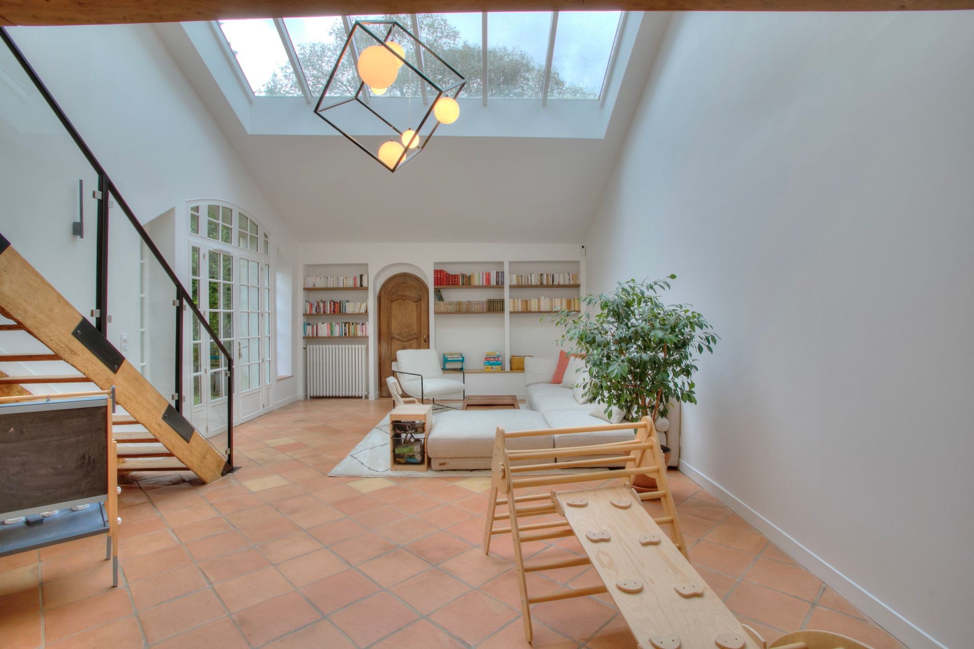 découvrez comment rénover un appartement haussmannien dans le 11ème arrondissement de paris en alliant charme de l'ancien et modernité pour un intérieur élégant et fonctionnel.