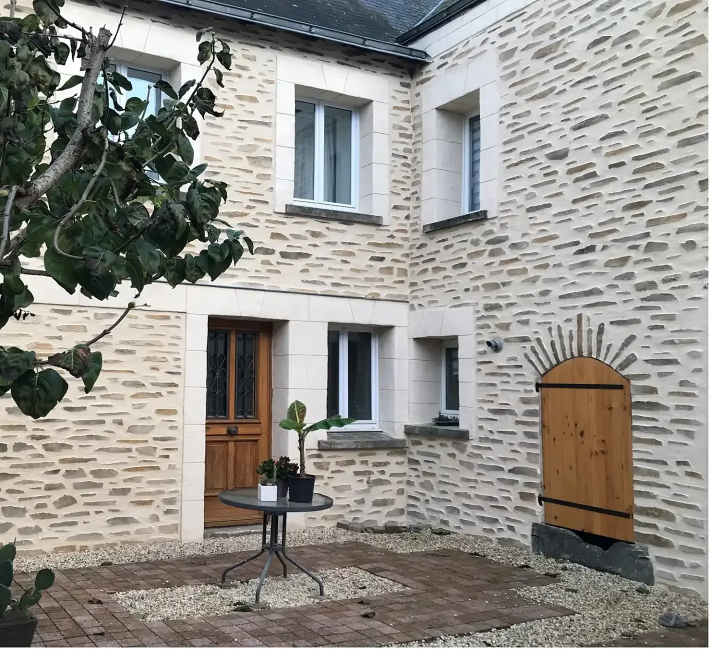 découvrez comment rénover une maison en pierre tout en préservant son authenticité pour valoriser son charme et son caractère unique.