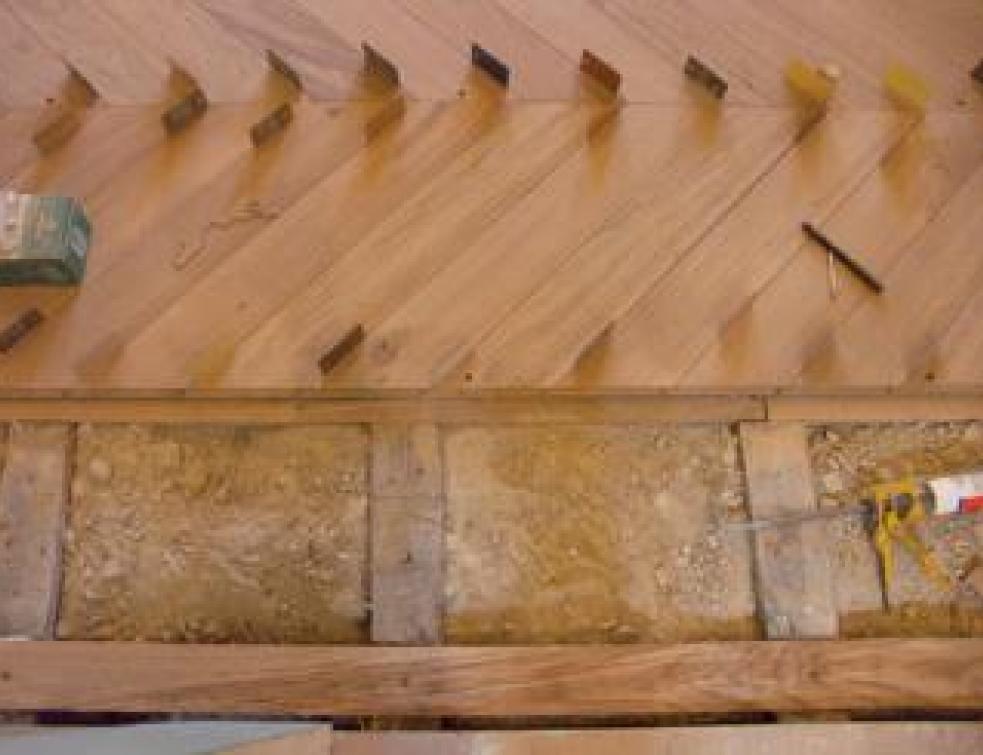 renovez votre parquet chevron 2 découvrez comment rénover votre parquet chevron pour lui redonner tout son éclat et sa beauté d'origine.