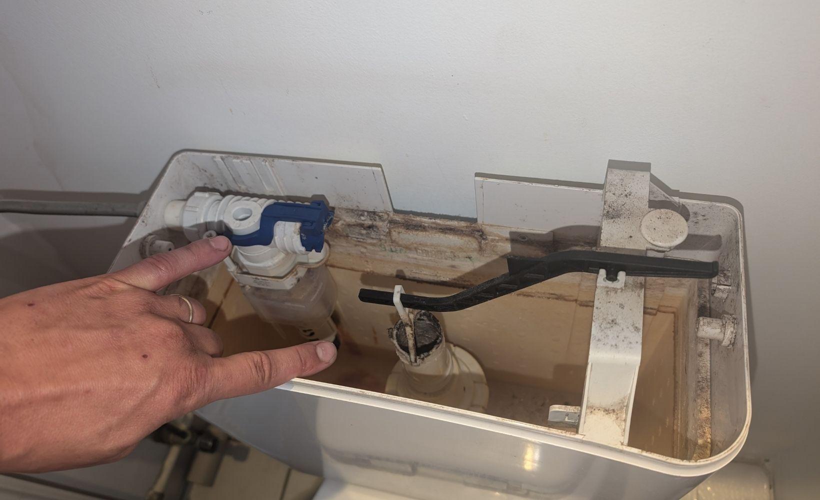 service de réparation rapide pour chasse d'eau de wc, intervention efficace pour résoudre vos problèmes de fuite ou de mécanisme défectueux.