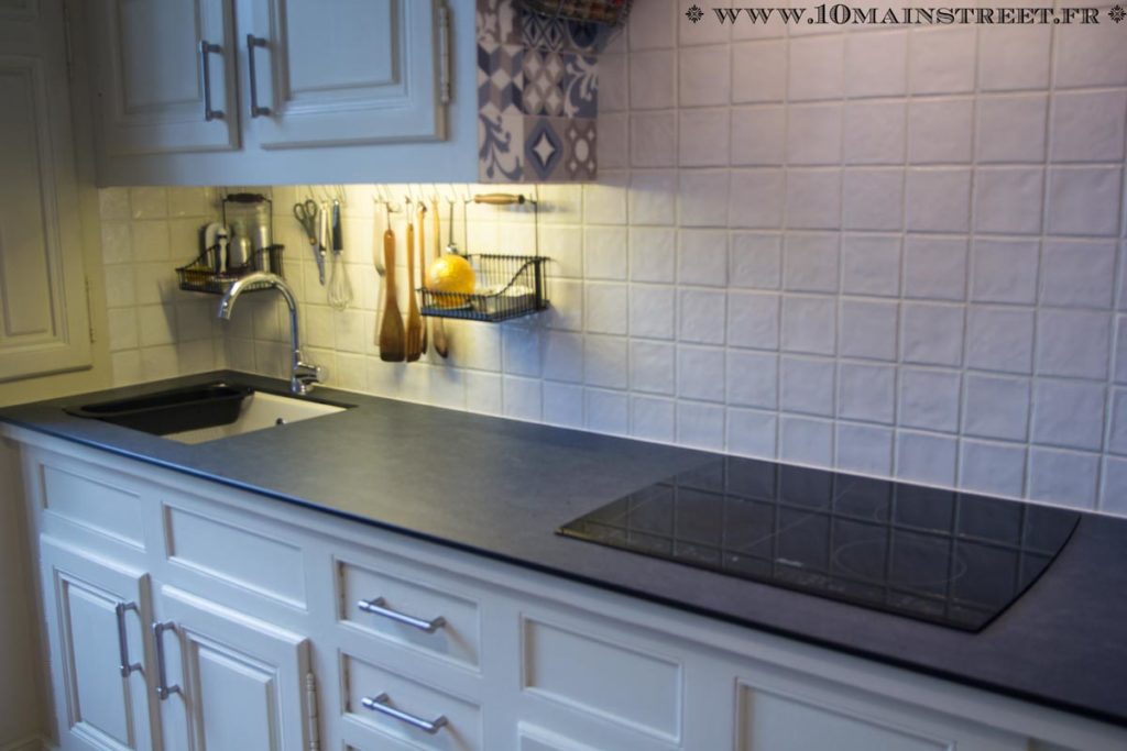 découvrez nos conseils pratiques et retours d'expérience pour repeindre votre cuisine avec succès et transformer votre espace en un lieu élégant et accueillant.