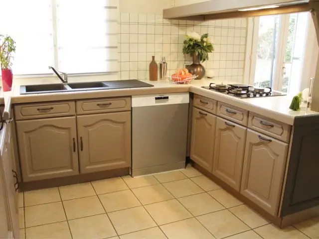 découvrez comment repeindre un meuble de cuisine en stratifié facilement et efficacement pour lui donner un nouveau look moderne et élégant.