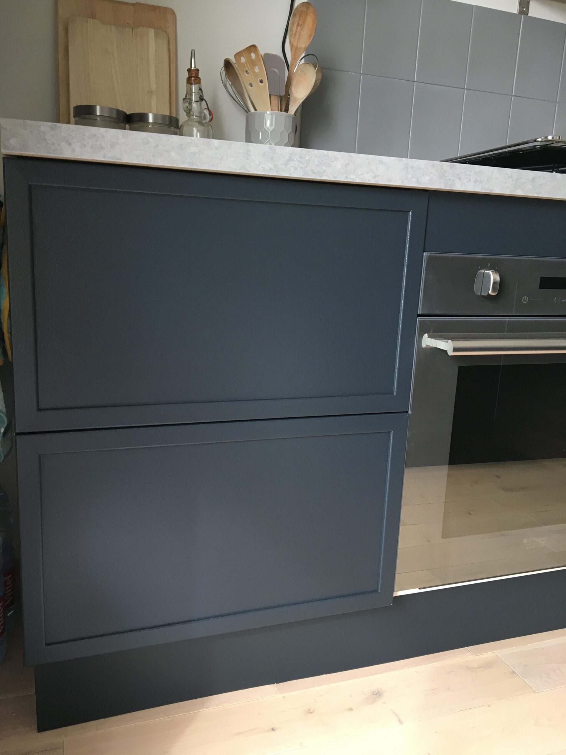 découvrez comment repeindre vos portes de cuisine facilement pour leur donner un nouveau souffle. guide pratique et astuces pour un résultat professionnel et durable.